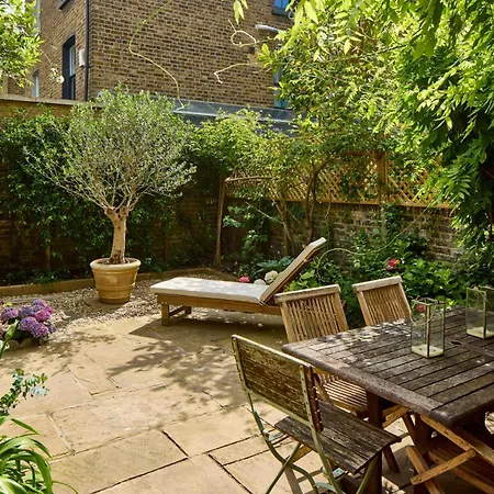 Art-Inspired Designer Family Home - Private Garden